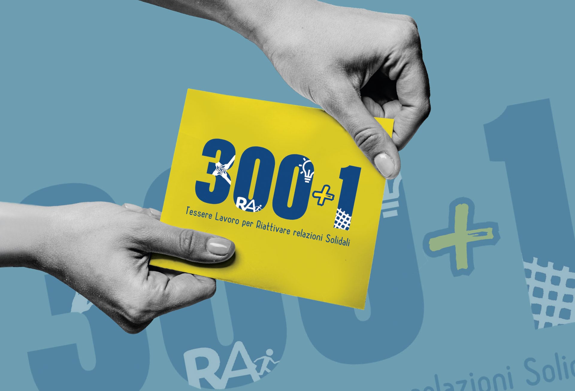 Due mani reggono un post-it con la scritta "300+1 - Tessere Lavoro per Riattivare relazioni Solidali".