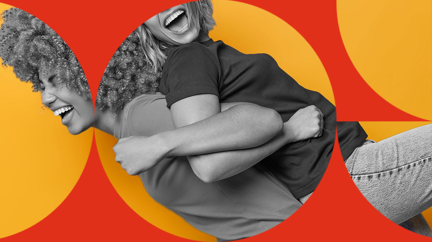 Primo piano di due ragazze sorridenti che si tengono schiena contro schiena. La foto è corredata da alcune forma geometriche.